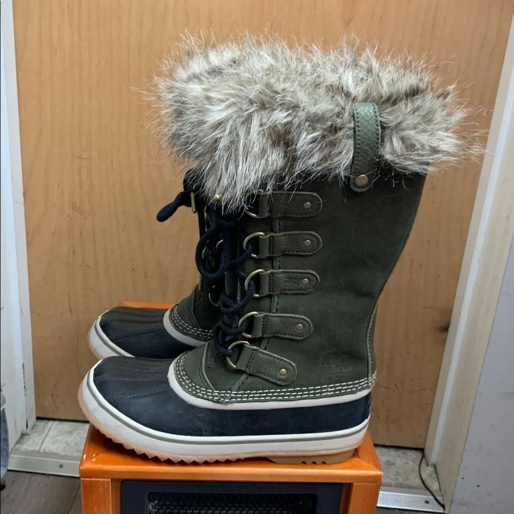 Sorel Black/ Olive Green Suede Winter Mid-Calf Boots. Size-7.5 Arctic Explorer